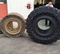 工程機(jī)械實(shí)心輪胎23.5-25新舊對比 (1)